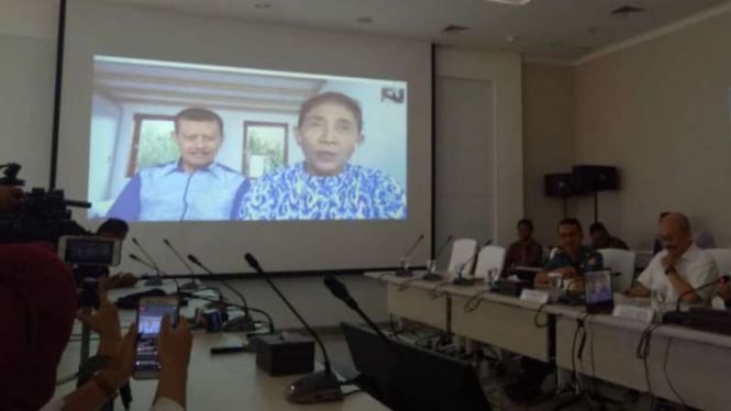 Susi Pudjiastuti melakukan teleconference