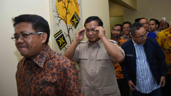 Presiden PKS Mohamad Sohibul Iman (kiri), Ketua Umum Partai Gerindra Prabowo Subianto (tengah) dan Ketua Umum PAN Zulkifli Hasan (kanan)