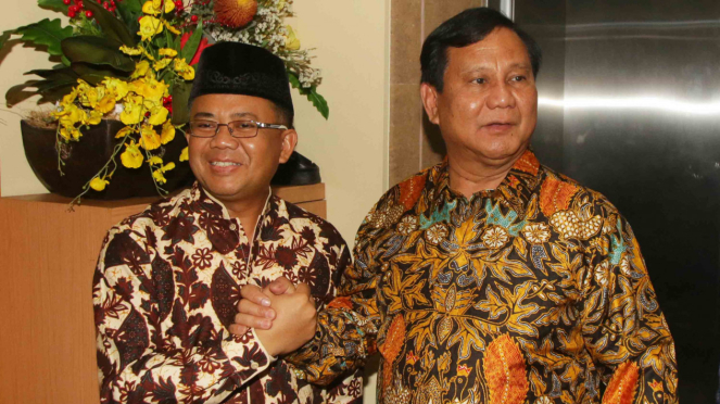 Ketua Umum Partai Gerindra Prabowo Subianto (kanan) berjabat tangan dengan Presiden PKS Sohibul Iman (kiri)