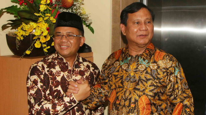 Ketua Umum Partai Gerindra Prabowo Subianto (kanan) berjabat tangan dengan Presiden PKS Sohibul Iman (kiri)