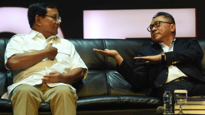 Ketua Umum Partai Gerindra Prabowo Subianto (kiri) berbincang dengan Ketua Umum Partai Amanat Nasional (PAN), Zulkifli Hasan (kanan)