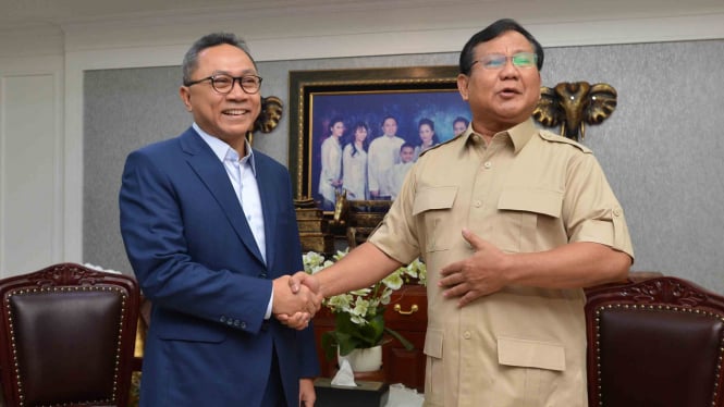 Ketua Umum Partai Gerindra Prabowo Subianto (kanan) bertemu dengan Ketua Umum Partai Amanat Nasional (PAN) Zulkifli Hasan (kiri)