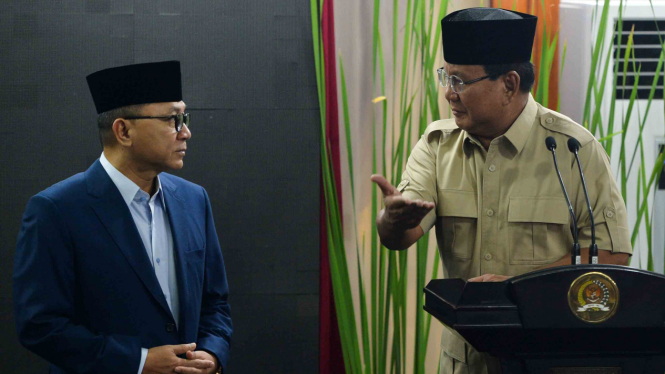 Ketua Umum Partai Amanat Nasional (PAN) Zulkifli Hasan (kiri) bersama dengan Ketua Umum Partai Gerindra Prabowo Subianto (kanan)