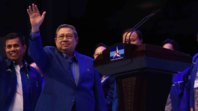 Ketua Umum Partai Demokrat, Susilo Bambang Yudhoyono (SBY) (kanan) didampingi Sekjen Hinca Pandjaitan (kiri)