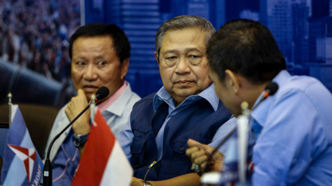 Ketua Umum Partai Demokrat, Susilo Bambang Yudhoyono (SBY) (tengah)