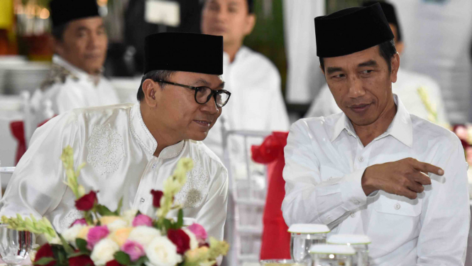 Presiden Joko Widodo (kanan) berbincang dengan Ketua MPR Zulkifli Hasan (kiri)