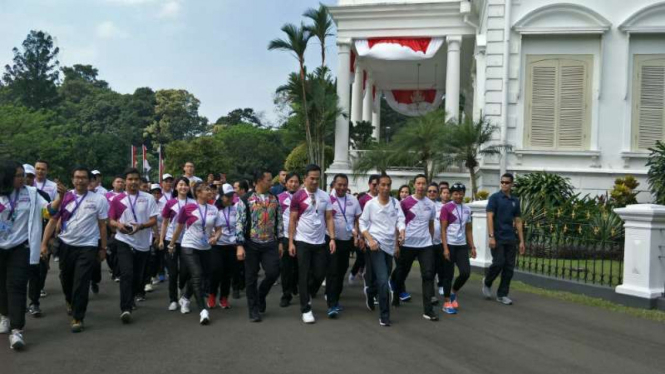 Presiden Joko Widodo bersama sejumlah kalangan berjalan kaki di Istana Bogor
