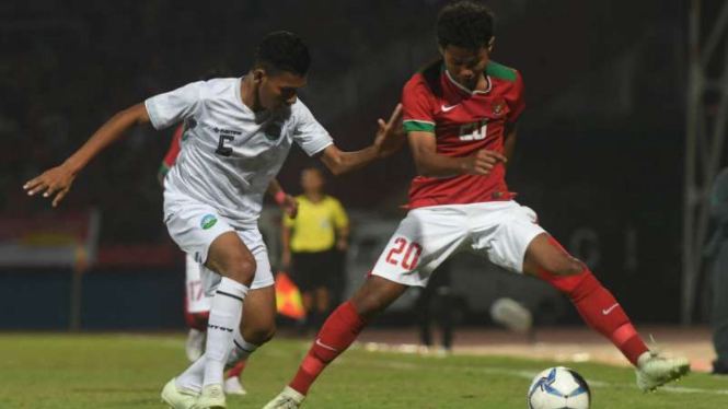 Pemain Timnas Indonesia U-16, Bagus Kahfi (kanan) saat bersua Timor Leste.