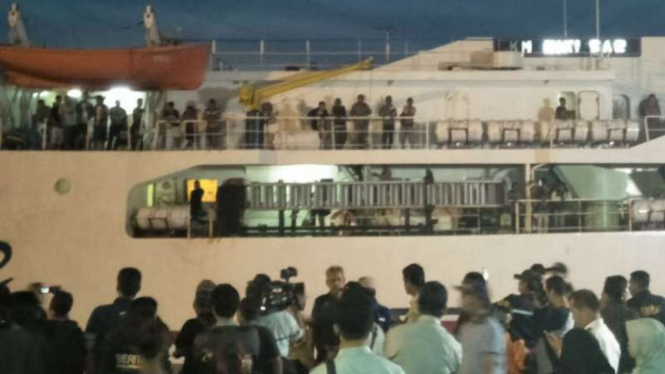 Para penumpang KM Satya Kencana IX yang terbakar saat tiba di Pelabuhan Trisakti