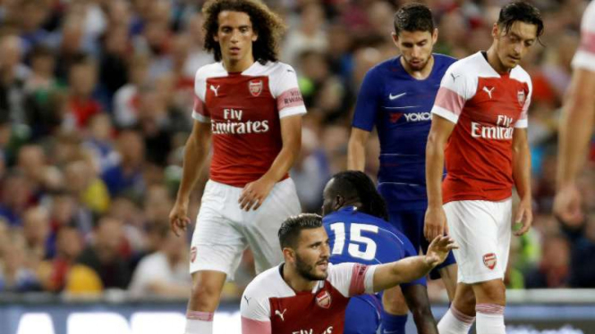 Bek Arsenal, Sead Kolasinac (tengah).