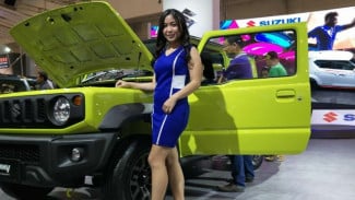 Trik Ampuh SPG Seksi GIIAS Cari Kehangatan Saat Bekerja