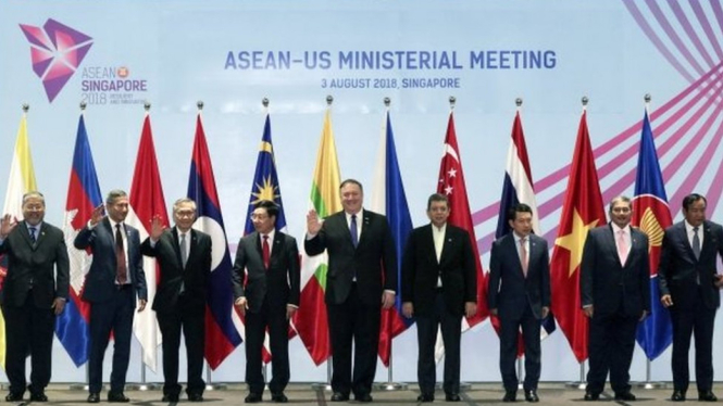 Foto bersama menteri luar negeri beberapa negara, termasuk Menlu AS Mike Pompeo (no 5 dari kiri) pada Pertemuan Menteri Luar Negeri ASEAN ke-51 di Singapura pada tanggal 3 Agustus 2018. - European Photopress Agency