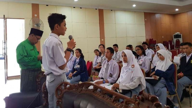 Murid SMA di Pekanbaru, Riau, mengikuti program Sekolah Demokrasi Muda Indonesia.