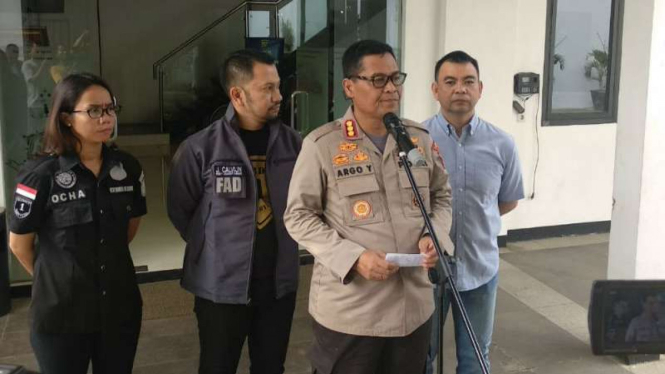 Kabid Humas Polda Metro Jaya dan tim narkoba saat konpers pilot nyabu.