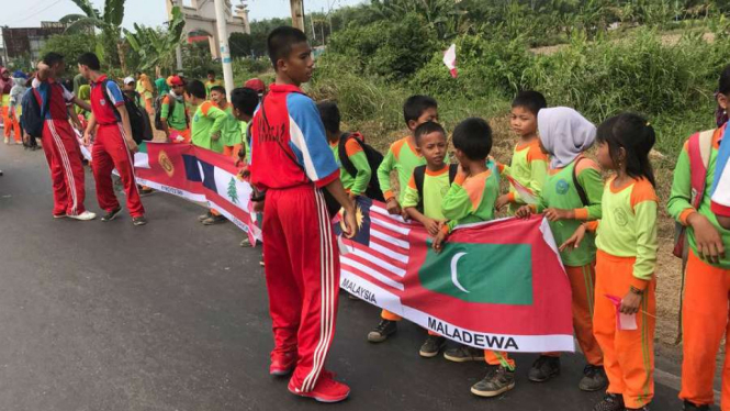 Bendera peserta Asian Games dikibarkan sepanjang 7 kilometer