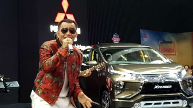 Judika saat menghibur pengunjung booth Mitsubishi di GIIAS 2018.