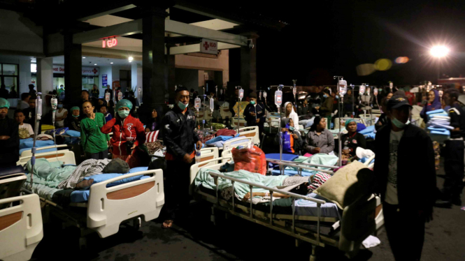 Evakuasi pasien rumah sakit di Bali akibat gempa bumi Lombok