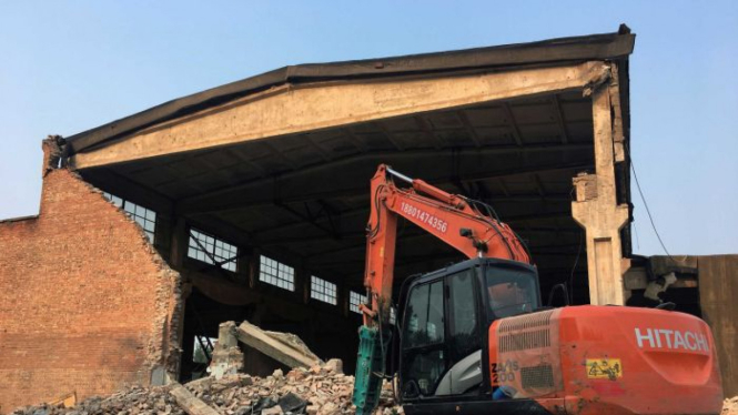 Buldozer besar sedang menghancurkan studio yang menyimpan karya-karya Ai Weiwei.