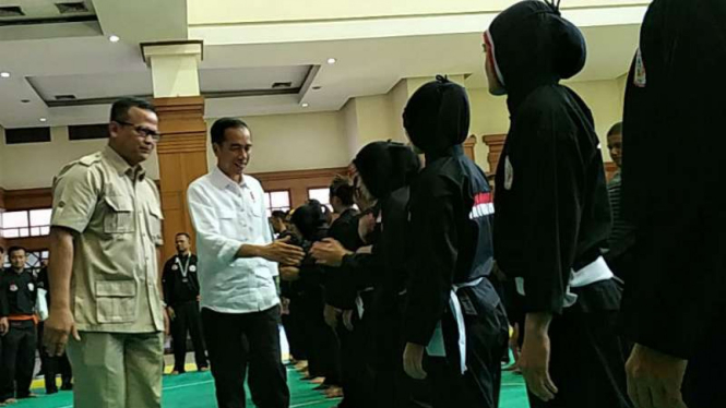 Presiden Jokowi saat melihat persiapan tim silat Indonesia.