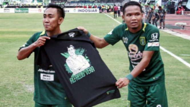 Selebrasi pemain Persebaya Surabaya yang jadi hadiah untuk Alfredo Vera