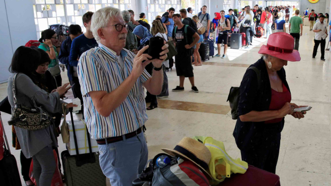 Wisatawan meninggalkan Pulau Lombok setelah terjadi gempa bumi