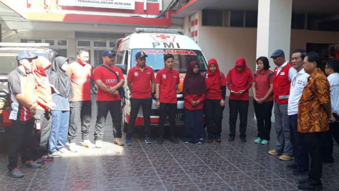 Tim medis dan relawan PMI Solo sesaat sebelum diberangkatkan ke Lombok Utara, Nusa Tenggara Barat, untuk membantu para korban gempabumi di sana pada Senin, 6 Agustus 2018.