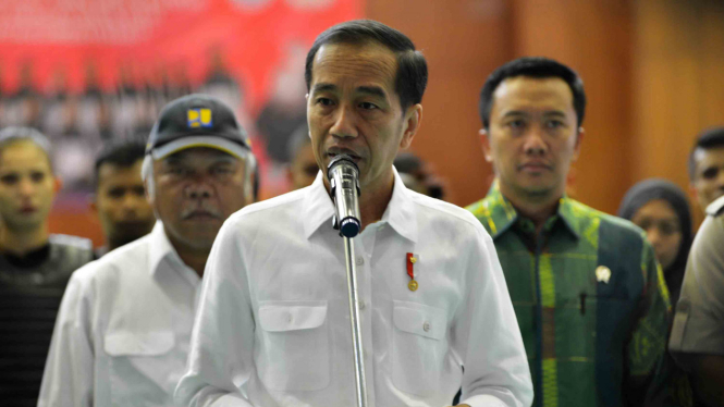 Presiden Joko Widodo (tengah) memberikan keterangan terkait gempa bumi di Lombok