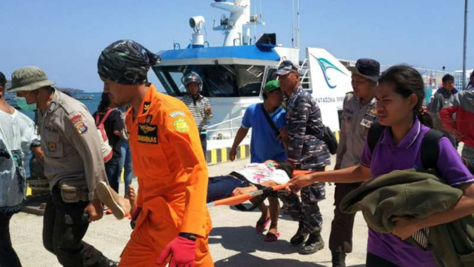 Tim SAR mengevakuasi ratusan wisatawan akibat gempa di Lombok, Nusa Tenggara Barat.
