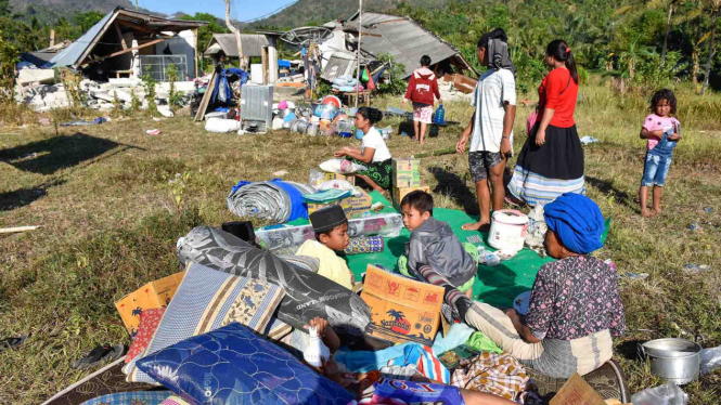 Warga tingga di luar rumah akibat gempa bumi di Lombok.