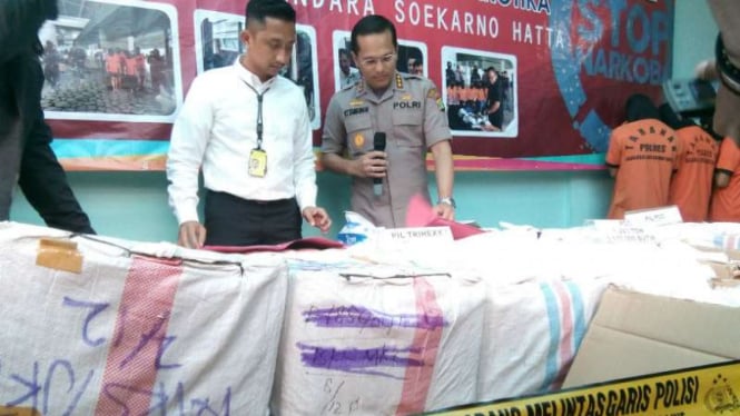 Polisi memperlihatkan barang bukti jutaan butir pil PCC yang digerebek polisi di Cipondoh, Tangerang, Banten, pada Senin, 6 Agustus 2018.