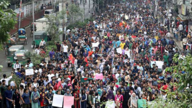 Ribuan pelajar demontrasi di Bangladesh setelah dua  siswa tewas tertabrak bus 
