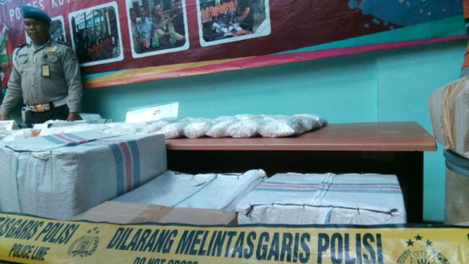 Polisi memperlihatkan barang bukti jutaan butir pil PCC yang digerebek polisi di Cipondoh, Tangerang, Banten, pada Senin, 6 Agustus 2018.