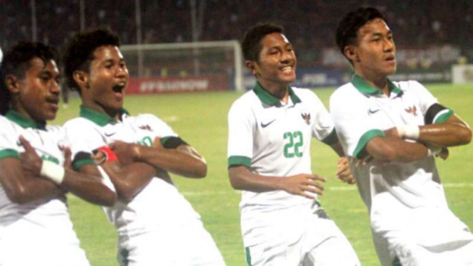 Pemain Timnas Indonesia U-16 rayakan gol.