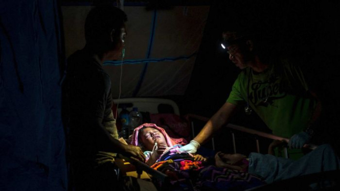 Seorang anak korban Gempa Lombok menjalani perawatan di tenda darurat di Tanjung.