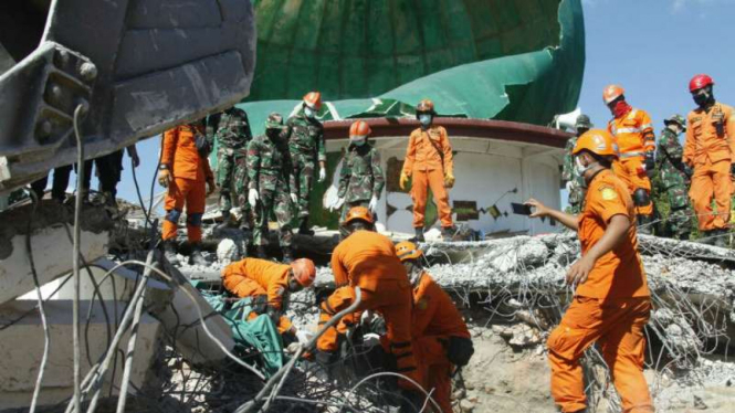 TNI bantu evakuasi korban gempa Lombok.