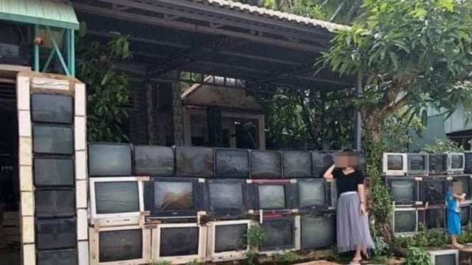  Unik  Pagar  Rumah  Ini Dibuat dari Kumpulan TV Bekas