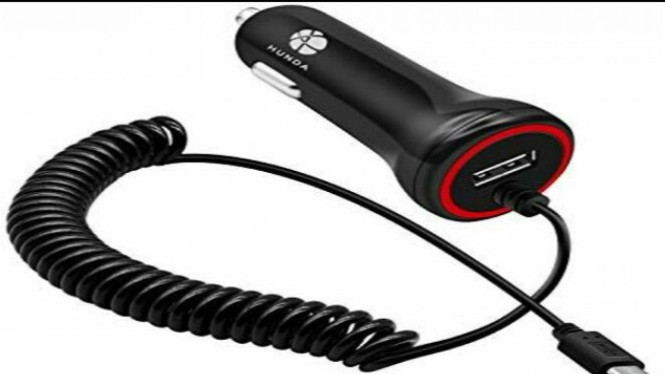 Pengguna membeli charger untuk ponsel baru