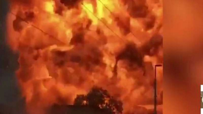 Kebakaran besar usai ledakan truk tanker di jalanan Italia 