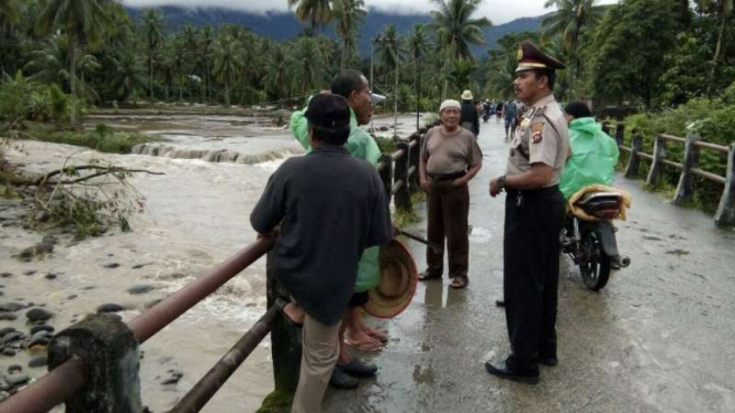 Banjir bandang menerjang Nagari Anduriang, Kecamatan Kayu Tanam, Kabupaten Padang Pariaman, Sumatera Barat, pada Selasa, 7 Agustus 2018.