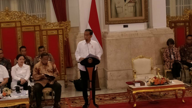 Jokowi buka sidang kabinet.