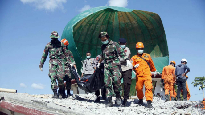 Satgas TNI bantu evakuasi korban gempa bui Lombok Utara