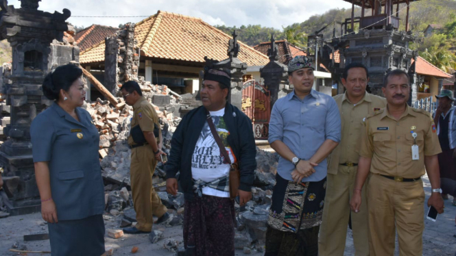 Anggota Komisi X DPR Putu Supadama dan Bupati Karangasem meninjau kerusakan akibat gemba.