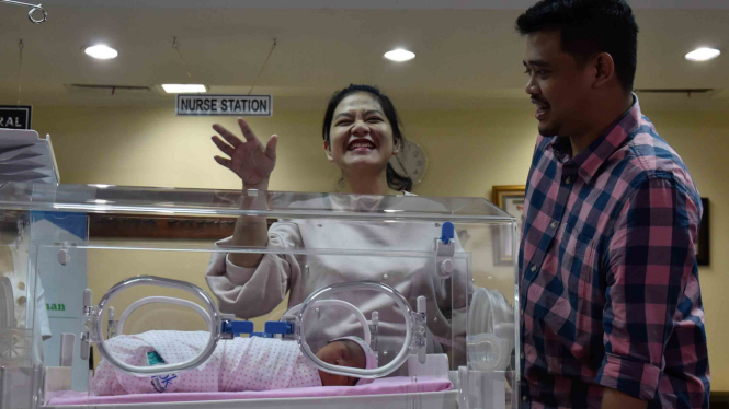 Putri Presiden Joko Widodo, Kahiyang Ayu (kiri) bersama suami Bobby Nasution (kanan) memperkenalkan putri mereka, yang diberi nama Sedah Mirah Nasution.