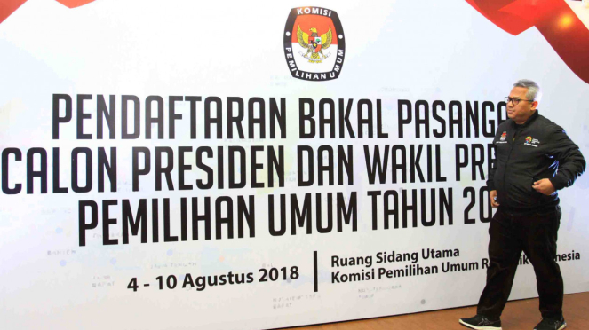 Ketua KPU Arief Budiman berjalan di dekat spanduk pendaftaran bakal pasangan calon Presiden dan Wakil Presiden Pemilu Tahun 2019 di Kantor KPU, Jakarta