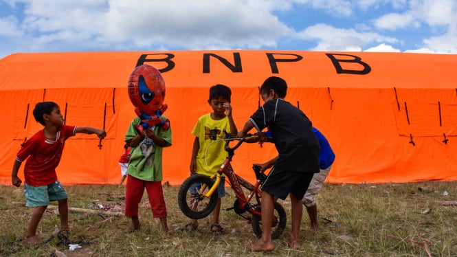 Sejumlah anak-anak korban gempa bumi bermain dekat tenda Posko Pengungsian Desa Sajang, Sembalun, Selong, Lombok Timur, NTB