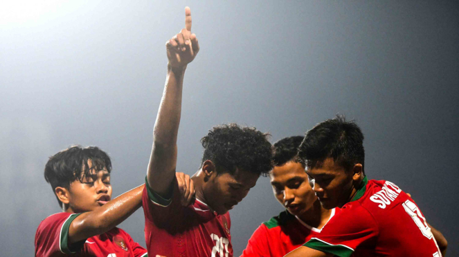 Pesepak bola Indonesia U-16 Amirudin Bagus Kahfi (kedua kiri) melakukan selebrasi ketika berhasil mencetak gol ke gawang Timor Leste U-16