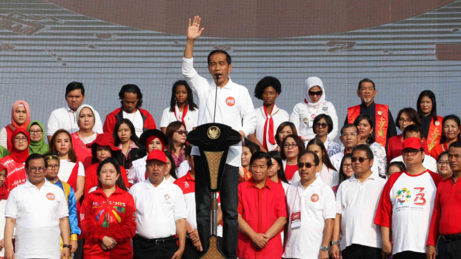 Presiden Joko Widodo (tengah) memberikan sambutan