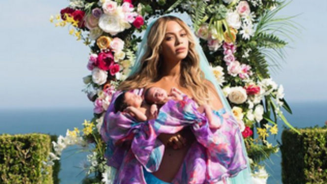 Beyonce menggendong anak kembarnya