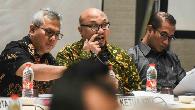 Komisioner Komisi Pemilihan Umum (KPU), Ilham Saputra (tengah)