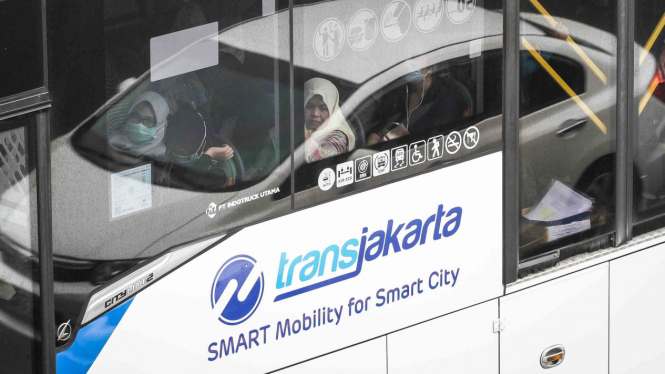 Penumpang berada di dalam bus Transjakarta saat melintas di Jalan Jenderal Sudirman, Jakarta